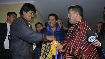 el regalo que le hizo evo morales a carlos tevez tras el partido en la paz el regalo que le hizo evo morales a carlos tevez tras el partido en la paz