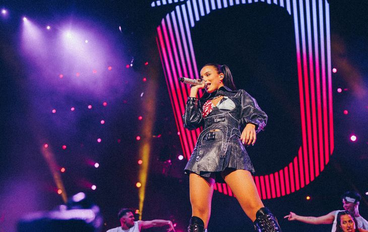 Emilia Mernes y L-Gante, en la fiesta de disfraces más grande de Latinoamérica