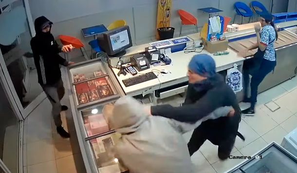 VIDEO: Delincuentes quisieron asaltar una heladería y un empleado los echó a trompadas