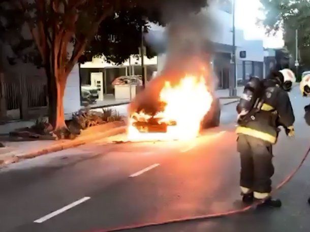 Voraz incendio destruyó a un auto en plena avenida Francisco Beiró