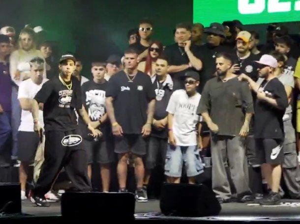 Video: Ecko sorprendió al público al sacar un arma en una batalla de rap