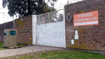 jovenes armados liberaron a dos internos de un instituto de menores jovenes armados liberaron a dos internos de un instituto de menores