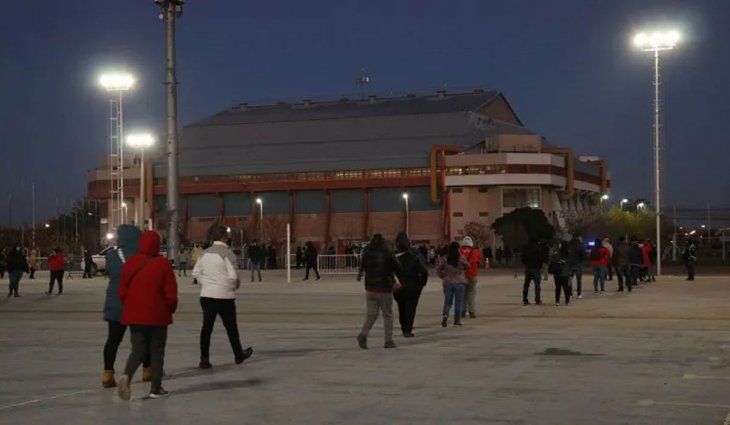 Neuquén: hasta cuatro cuadras de fila por la vacunación a demanda