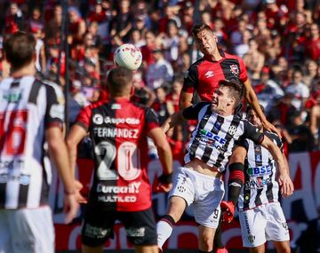 Central Córdoba celebra su permanencia ante Newells en Santiago