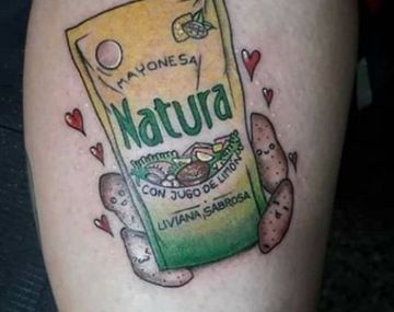 Se tatuó la mayonesa Natura y dicen que es la trucha: la verdad