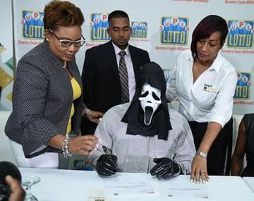Ganó la lotería y fue a buscar el premio disfrazado para no compartirlo con nadie