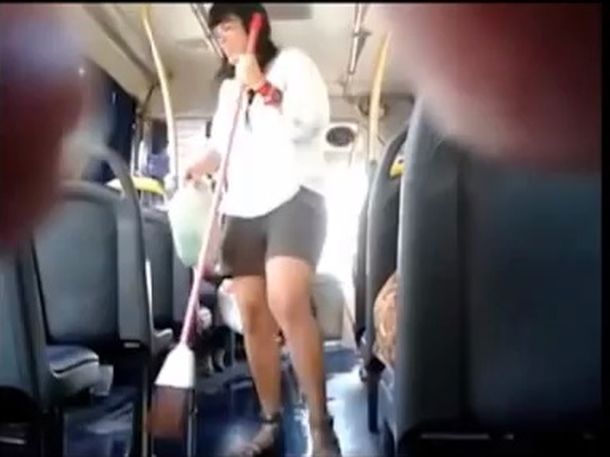 Un chofer obligó a una pasajera a limpiar el colectivo