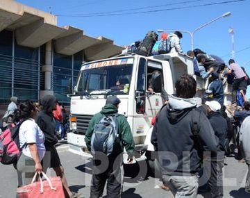 Ayuda a los asistentes al recital del Indio Solari en Olavarría - Crédito: El Popular