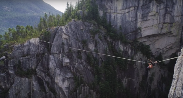 Miedo es poco: rompió el récord, caminó 64 metros sobre una cuerda y casi se cae