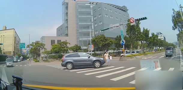 VIDEO: Dobló a toda velocidad y atropelló a una mujer a plena luz del día