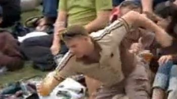 el papelon de un espectador durante un partido de cricket el papelon de un espectador durante un partido de cricket