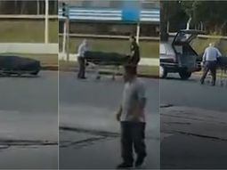 Un ataúd se salió del coche fúnebre y quedó tirado en medio del tránsito
