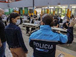 Mayra Mendoza participó de la evaluación de los aspirantes a policías
