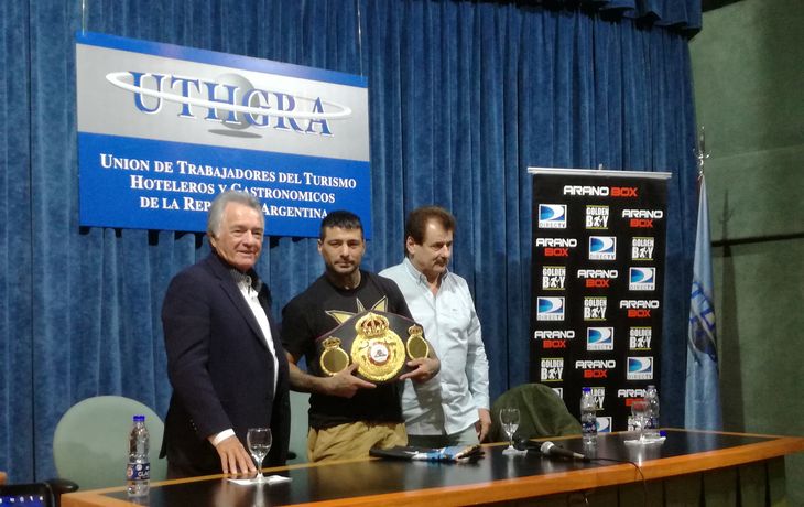 Con un campeón mundial al lado, Barrionuevo hizo su primera promesa como líder del PJ