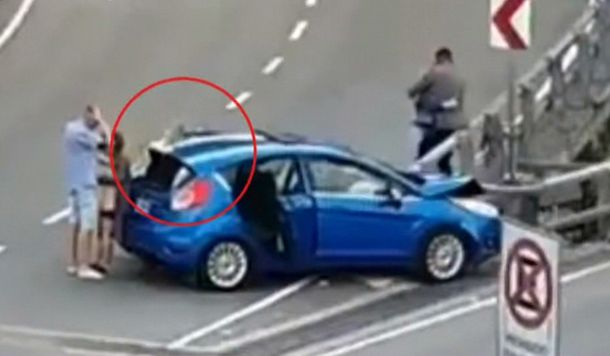 Autopista 25 de Mayo: un auto chocó contra el guardarrail y un ocupante descartó una pistola