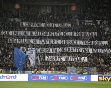 Los hinchas del Lazio colgaron banderas contra Mauro Zárate