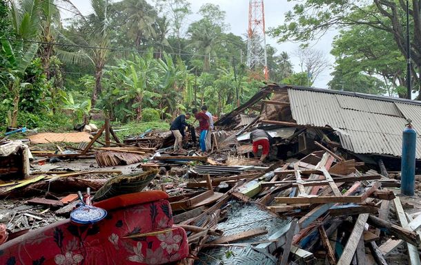 Un tsunami en Indonesia dejó al menos 222 muertos y 843 heridos