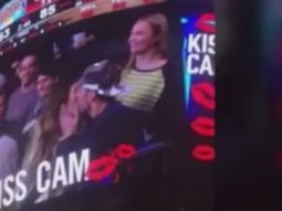 Novia ignorada por su pareja besa a otro