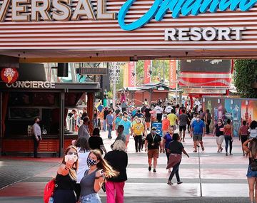 A pesar de la pandemia de coronavirus, 1.200 personas ingresaron al Universal City Walk en su primer d&iacute;a de reapertura
