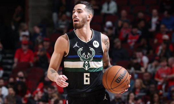 ¿Cuál es la decisión que tomó Milwaukee Bucks sobre el contrato de Luca Vildoza?