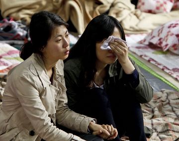 Ascienden a 65 las víctimas del naufragio en Corea del sur