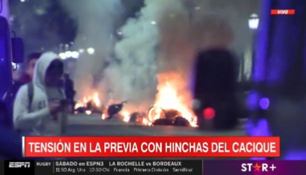 Incidentes: hinchas de Colo Colo prendieron fuego en la previa del duelo con Boca