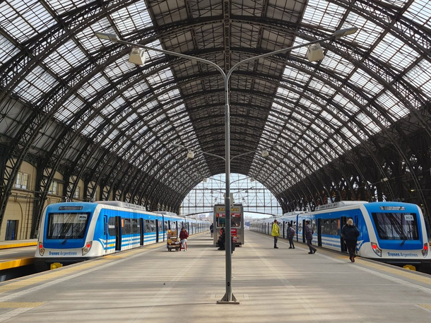 Trenes: derogaron la resolución que obligaba a formaciones del Mitre y Sarmiento a entrar a terminales a 5 km/h