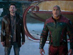 Código: traje Rojo: uno por uno, ellos son los personajes de la película de Chris Evans y Dwayne Johnson
