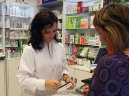 farmacias amenazan con no atender a jubilados de pami por una deuda farmacias amenazan con no atender a jubilados de pami por una deuda