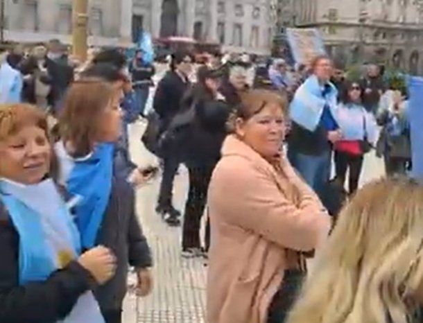 Pequeño grupo de libertarios se reunieron frente a Casa Rosada en apoyo a Javier Milei
