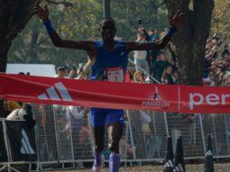 Un keniata ganó la Maratón de Buenos Aires 2026: tiempo récord y furor en las calles porteñas