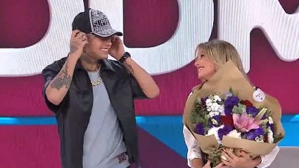 L-Gante le llevó flores a Mariana Fabbiani en medio de su programa: ¿qué pasa acá?