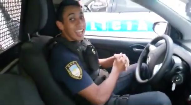 Escándalo en Mendoza por policías que cantan y bailan arriba de una patrulla: mirá el video