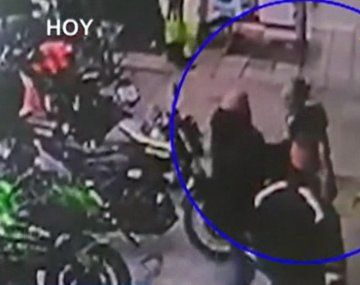 Motoquero golpeó a una mujer que lo increpó porque no la dejaba pasar