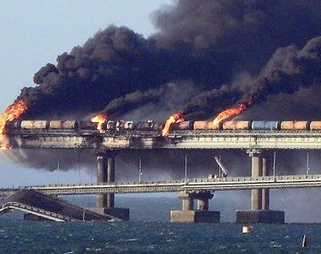 Así fue la explosión de un camión bomba en el puente de Crimea