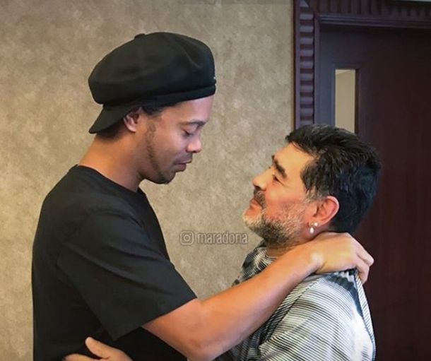 Paraguay: Diego Maradona respald&oacute; a Ronaldinho