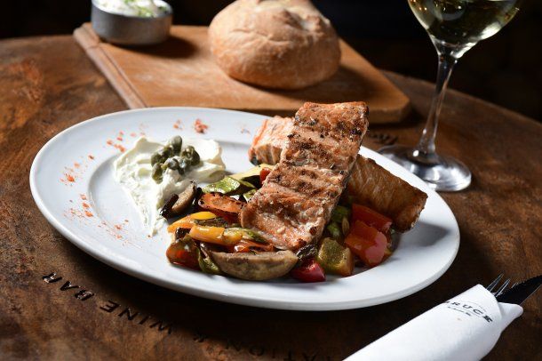 Cómo hacer salmón, ideal en Semana Santa: dos recetas fáciles