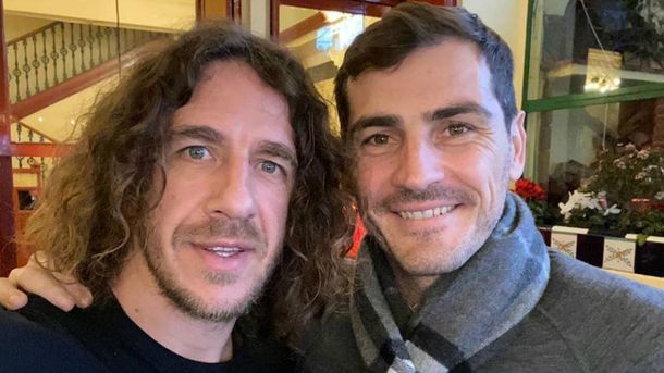 Iker Casillas tuiteó que es gay y Carles Puyol respondió como si fuera su pareja