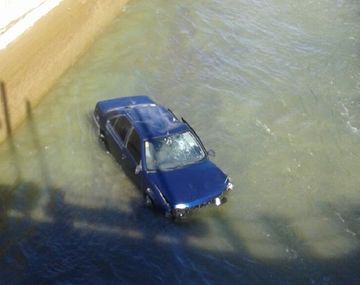 Agónico rescate a un hombre que había quedado atrapado en un auto