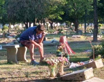 Un padre escucha los partidos de San Martín de Tucumán junto a la tumba de su hijo