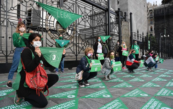 Congreso: hicieron un pa&ntilde;uelazo por el aborto legal