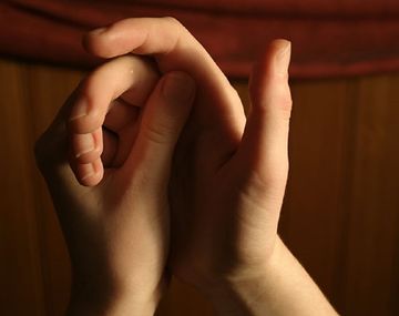 ¿Por qué los dedos suenan al tronarlos?