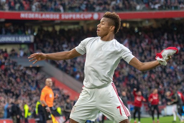 Ajax prohibió a sus hinchas llevar carteles pidiendo camisetas.