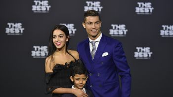 Cristiano, junto a su novia e hijo en la gala de The Best Cristiano, junto a su novia e hijo en la gala de The Best