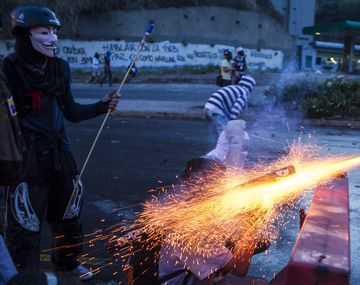 Cinco horas de batalla campal en las calles de Caracas