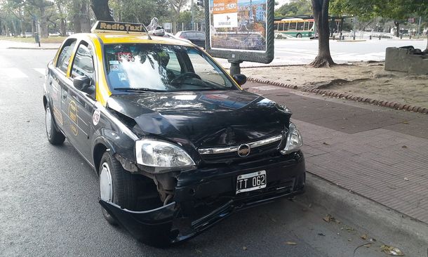 Otro taxista chocó borracho en pleno centro porteño y se llevó puesto el semáforo