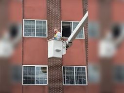 A lo Romeo y Julieta: un abuelo se subió a una grúa para poder ver a su esposa