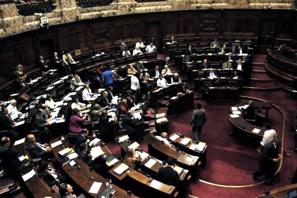 Los diputados y senadores uruguayos son los que más cobran en la región.