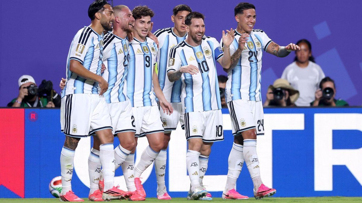 Todos abrazan a Lionel Messi