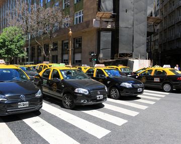 Taxistas se concentran sobre Libertador en protesta por las apps